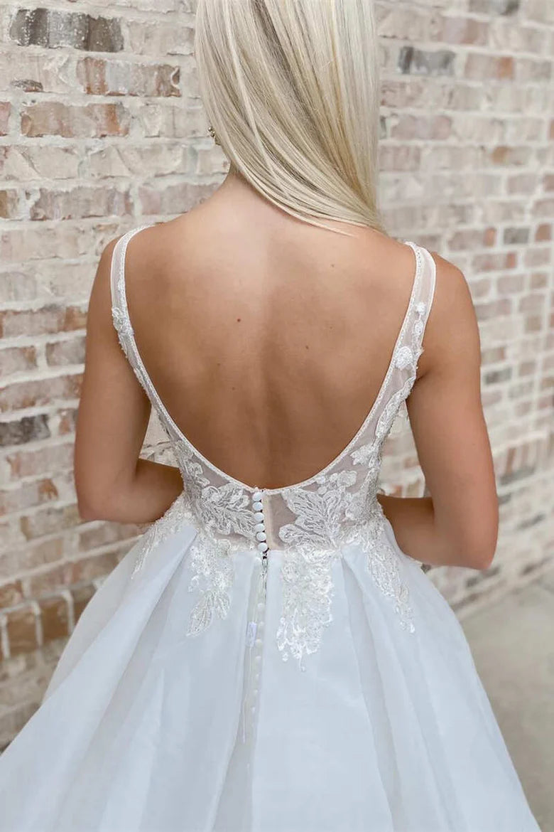 Vestido de novia de cola, escote en V profundo, espalda descubierta y encaje en forma de A